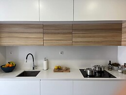 Bright Flat by Carcavelos Beach With Fast Wi-fi