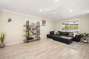 Spacious Family Home Wifi and Salt Pool