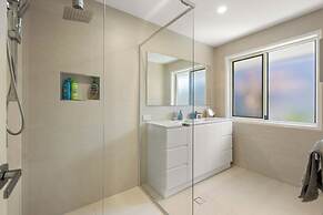 Spacious Family Home Wifi and Salt Pool