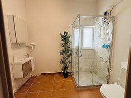 Rose Lia Otel