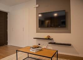 w Inviting 2BR w Balcony in Lively Miraflores