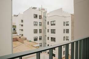 w Inviting 2BR w Balcony in Lively Miraflores