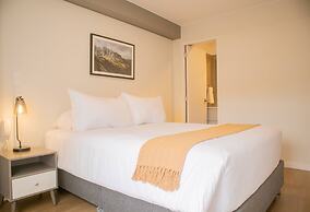 w Inviting 2BR w Balcony in Lively Miraflores