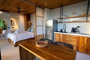 w Stylish 1BR w Stunning Balcony Views