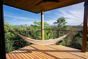 w Stylish 1BR w Stunning Balcony Views