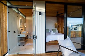 w Stylish 1BR w Stunning Balcony Views