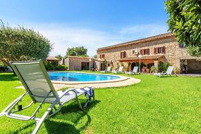 Villa in Buger With Private Courtyard