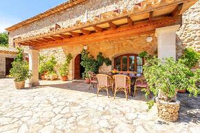 Villa in Buger With Private Courtyard