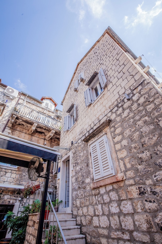 Kira Central Hvar