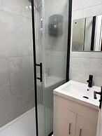 1 Bed Flat - Sleeps 2 - Parking - Wifi