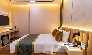 Monsoon Courtyard Luxury Hotel