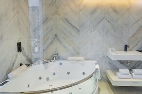Monsoon Courtyard Luxury Hotel