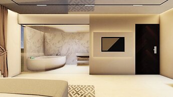 Monsoon Courtyard Luxury Hotel