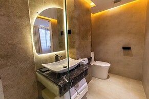 Monsoon Courtyard Luxury Hotel