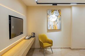 Monsoon Courtyard Luxury Hotel