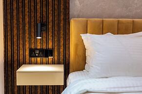 Monsoon Courtyard Luxury Hotel