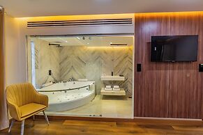 Monsoon Courtyard Luxury Hotel