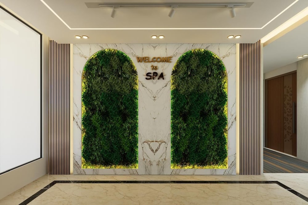 Monsoon Courtyard Luxury Hotel