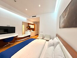 Condo Studio Plaza