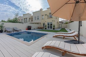 Luxurious Spacious 3-bedroom Villa With Private Pool at Springs 10