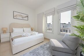 Luxurious Spacious 3-bedroom Villa With Private Pool at Springs 10