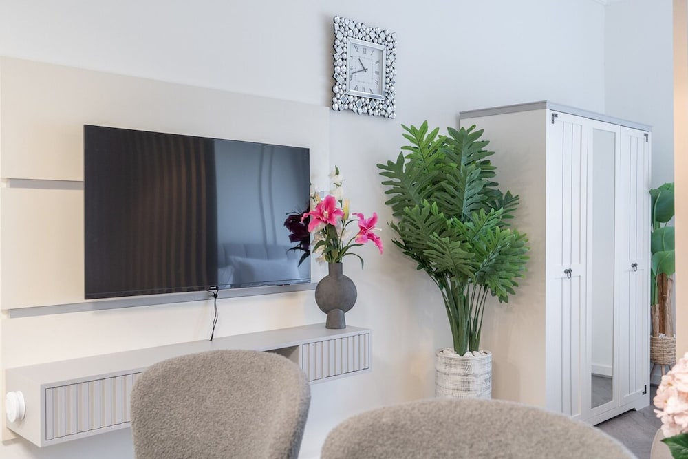 Your Dream Stay in JVC - Stylish Studio for 4
