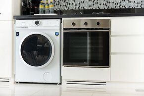 Modern Luxe 2BR in Business Bay