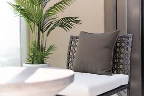 Modern Luxe 2BR in Business Bay