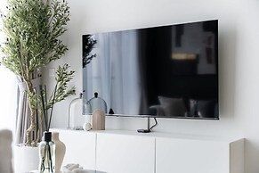 Modern Luxe 2BR in Business Bay