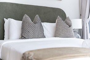 Modern Luxe 2BR in Business Bay