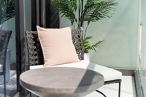 Modern Luxe 2BR in Business Bay