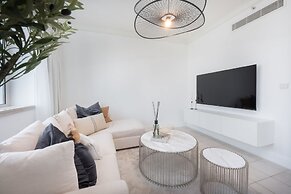 Prime 2BR Near Marina Mall Tram