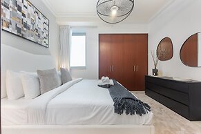 Prime 2BR Near Marina Mall Tram