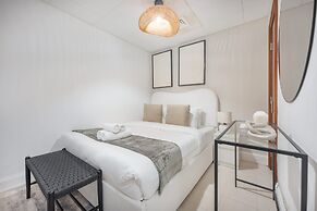 Prime 2BR Near Marina Mall Tram