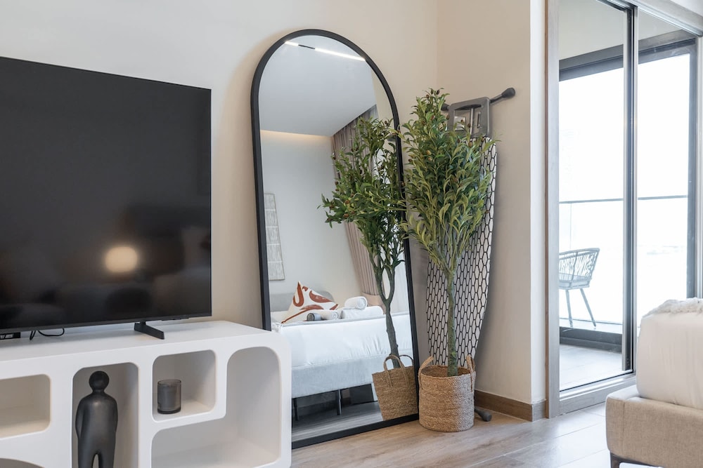 Peaceful Studio Flat That Sleeps 2 in Jumeirah Village Circle