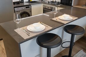 Chic Modern Studio Apartment for 2 in JVC