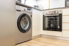 Chic Modern Studio Apartment for 2 in JVC