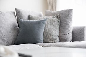 Lovely Apartment in Binghatti Corner That Sleeps 4