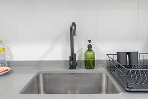 An Exceptional Studio in JVC That Sleeps 2