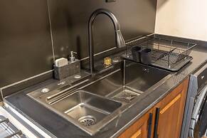 Extravagant Studio Stay for 2 in JVC