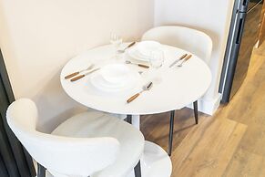 Extravagant Studio Stay for 2 in JVC