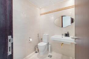 Lovely and Spacious 1BR in DEC Tower Near Marina Walk