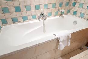 Magnificent 1 BR Apt Situated on a Prime Location