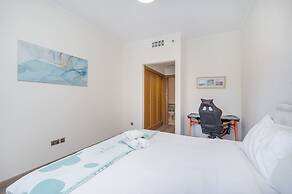 Magnificent 1 BR Apt Situated on a Prime Location