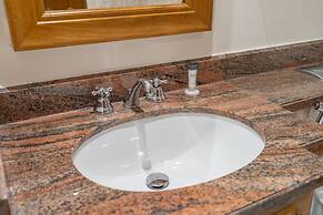Magnificent 1 BR Apt Situated on a Prime Location