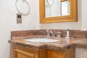 Magnificent 1 BR Apt Situated on a Prime Location