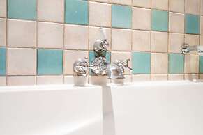 Magnificent 1 BR Apt Situated on a Prime Location