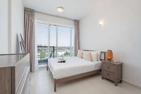 Modern 1-bed With Scenic Golf Course View