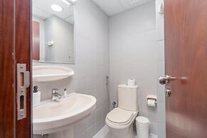 Modern 1-bed With Scenic Golf Course View