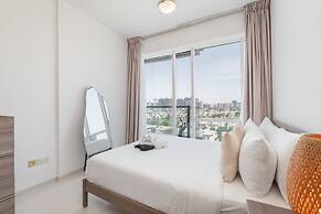 Modern 1-bed With Scenic Golf Course View